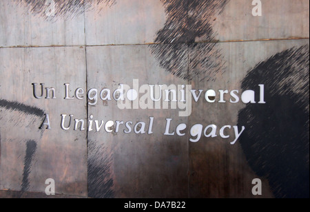 Canale di Panama Centro visite a città di Panama. Un universale eredità scritto in una parete in inglese e in spagnolo. Foto Stock