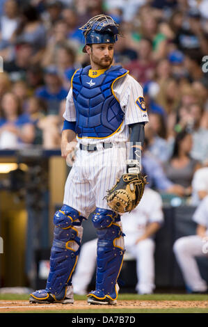 Milwaukee, Wisconsin, Stati Uniti d'America. 5 Luglio, 2013. 5 Luglio 2013: Milwaukee Brewers catcher Jonathan Lucroy #20 durante il Major League Baseball gioco tra il Milwaukee Brewers e il New York Mets a Miller Park di Milwaukee, WI. Mets ha vinto 12-5. John Fisher/CSM. Credito: csm/Alamy Live News Foto Stock