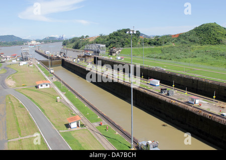 Canale di Panama uscire all'Oceano Pacifico visto da Miraflores Locks. Foto Stock