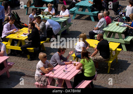 Manchester, Regno Unito. 5 Luglio, 2013. Cenare al fresco presso il Quarto Festival Internazionale (MIF) situato in piazza Albert, davanti a Manchester Town Hall. Festival Square è designato come il cuore del MIF, dove picnic a banchi e sedie a sdraio impostare la scena d'estate. Credito: Conrad Elias/Alamy Live News Foto Stock