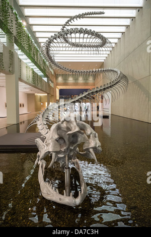 Scultura di dinosauri a Queensland Art Gallery sulla Southbank in Brisbane Queensland Australia Foto Stock