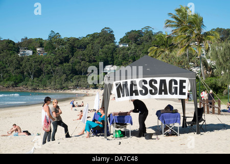 Massaggi sulla spiaggia a Noosa sulla Sunshine Coast n Queensland Australia Foto Stock
