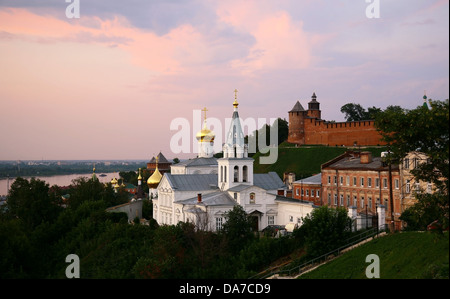 Vista serale Chiesa di Elia Profeta e il Cremlino Nizhny Novgorod Russia Foto Stock