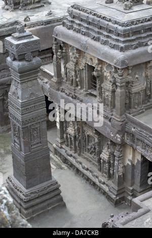 Grotta n. 16 : vista da sud-est che mostra la dhvaja stamba (Vittoria pilastro) e la porzione del Ranga Mahal sulla destra. Ellora Foto Stock