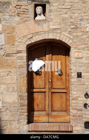 La vecchia porta a San Gimignano in Toscana Foto Stock
