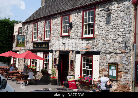 Il Cheddar è un piccolo villaggio nel Somerset. La gola e le grotte sono famose attrazioni turistiche. Il White Hart Pub Foto Stock