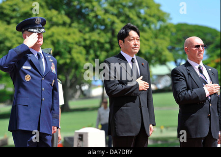 Il ministro giapponese della difesa Itsunori Onodera, centro, Gene Castagnetti e Briga. Gen. John Hicks stand durante una ghirlanda-posa cerimonia presso il recinto per le Hawaii il senatore Daniel Inouye Luglio 1, 2013 a Honolulu, HI. Foto Stock