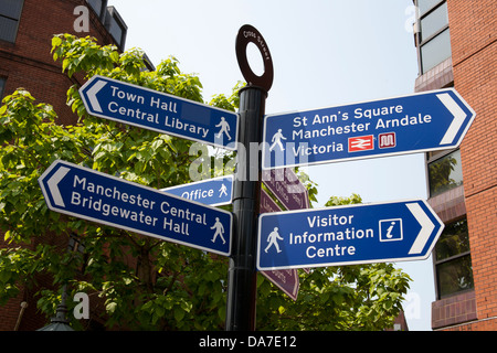 Piccadilly Gardens Municipio  Manchester College informazioni turistiche fingerpost segno nella città di Manchester REGNO UNITO Foto Stock