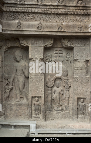 Grotta n. 19 : facciata inferiore di Chaitya che mostra le immagini di Buddha. A sinistra è il Buddha chiedendo l elemosina a suo figlio Rahula e moglie. Ajanta Foto Stock