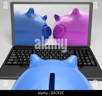 Piggybanks su notebook che mostra le transazioni online e lo scambio internazionale Foto Stock