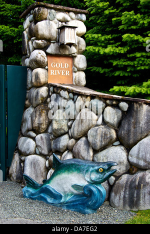 Scultura di pesce Lodge at Gold River stone cancello di ingresso Foto Stock