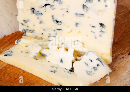 Il francese bleu d'Auvergne formaggio su un tagliere di legno. Foto Stock