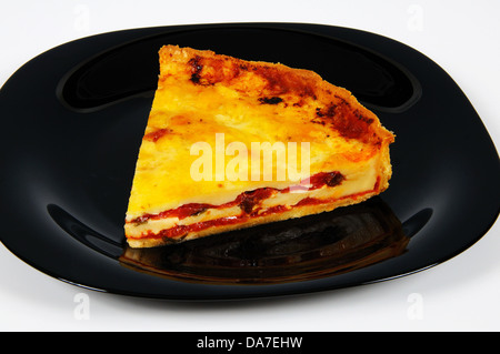 Mozzarella affumicata e sun pomodoro secco tart su una piastra nera. Foto Stock