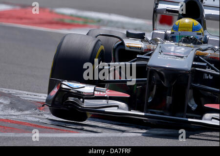 Nuerburg, Germania. 06 Luglio, 2013. La Sauber manzi la sua vettura durante la sessione di qualifica al Nuerburgring race track, messicano pilota di Formula Uno Esteban Gutierrez della Sauber manzi la sua vettura durante la sessione di qualifica al Nuerburgring race track, Nuerburg, Germania, 06 luglio 2013. Il Gran Premio di Formula Uno di Germania avrà luogo il 07 luglio 2013. Foto: David Ebener/dpa /dpa/Alamy Live News Foto Stock