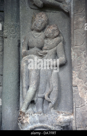 Grotta n. 4 : amare giovane chiamato anche come coppia amorosa sulla porzione superiore della porta della grotta. Ajanta, Maharashtra Foto Stock