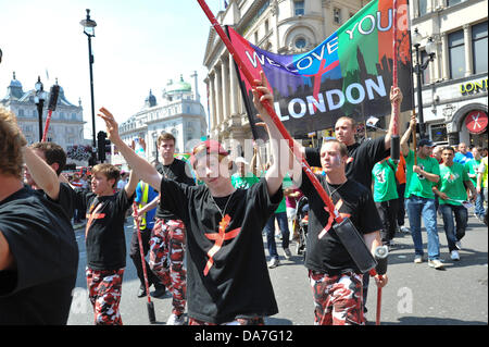 Piccadilly Circus, Londra, Regno Unito. Il 6 luglio 2013. L esercito di Gesù passa per Piccadilly Circus. Credito: Matteo Chattle/Alamy Live News Foto Stock
