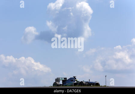 Nuerburg, Germania. 06 Luglio, 2013. Tedesco di Formula One driver Nico Rosberg della Mercedes AMG manzi la sua auto attraverso una curva durante la sessione di qualifiche sul Nuerburgring, Nuerburg, 06 luglio 2013. Il Gran Premio di Formula Uno di Germania avrà luogo il 07 luglio 2013. Foto: Jens Buettner/dpa +++(c) dpa - Bildfunk+++ Foto Stock