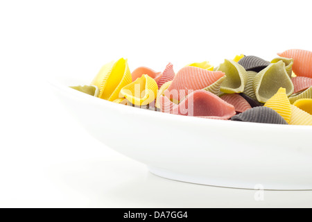 Colorate shell italiana tagliatelle nel piatto bianco Foto Stock