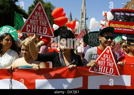 Dublino, Irlanda. Il 6 luglio 2013. Pro-vita gli attivisti sono raffigurati dietro il banner, portando pro-vita cartelloni. Migliaia di pro-vita attivisti hanno marciato attraverso Dublino per il 7° annuale "All-Ireland Rally per la vita". Essi hanno protestato sotto il motto 'kill bill non il bambino' contro la tutela della vita durante la gravidanza Bill 2013, che viene discusso in Parlamento e regolamenterà l aborto in Irlanda. Credito: Michael Debets/Alamy Live News Foto Stock