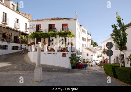 Il ristorante El Mirlo Blanco in bianco il villaggio di Mijas Pueblo a Malaga. Costa del Sol, Andalusia, Spagna. Foto Stock