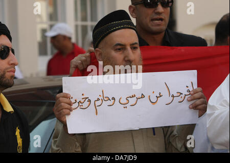 Londra, Regno Unito. 06 Luglio, 2013. Protesta organizzata da Anjem Choudary shariah esigente legge per l'Egitto al di fuori dell'ambasciata egiziana a Londra. Credito: martyn wheatley/Alamy Live News Foto Stock