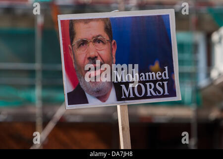 Londra, Regno Unito. 06 Luglio, 2013. Protesta organizzata da Anjem Choudary shariah esigente legge per l'Egitto al di fuori dell'ambasciata egiziana a Londra. Credito: martyn wheatley/Alamy Live News Foto Stock