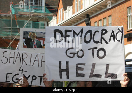 Londra, Regno Unito. 06 Luglio, 2013. Protesta organizzata da Anjem Choudary shariah esigente legge per l'Egitto al di fuori dell'ambasciata egiziana a Londra. Credito: martyn wheatley/Alamy Live News Foto Stock