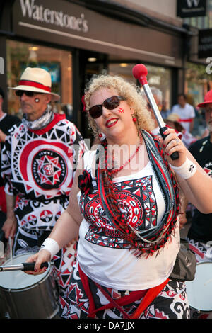 Batala Drumming Band aggiunta per lo spettacolo presso il Festival di Wilmslow, Regno Unito Foto Stock