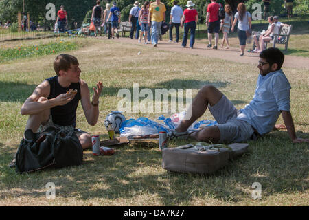 Londra, Regno Unito. 06 Luglio, 2013. Barbecue nel parco. Sunlovers godendo la canicola nell'Hyde Park di Londra. 6 luglio 2013, Londra, Regno Unito. Credito: martyn wheatley/Alamy Live News Foto Stock