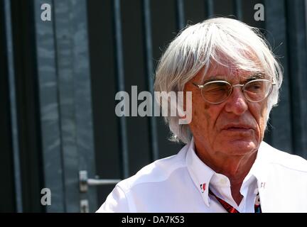 British Formula One Boss Bernie Ecclestone vede dopo la sessione di qualifica al circuito del Nuerburgring in Nuerburg, Germania, 06 luglio 2013. Il Gran Premio di Formula Uno di Germania avrà luogo il 07 luglio 2013. Foto: Jens Buettner/dpa Foto Stock