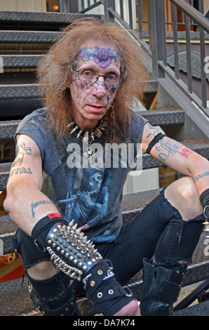 Ritratto di Bob, una mezza età uomo con tatuaggi, in un punk outfit nell'East Village sezione di New York City. Foto Stock