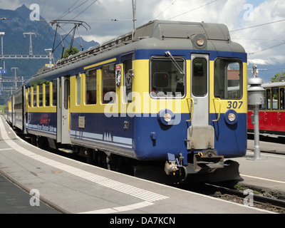 Berner Oberland-Bahn 307 fa parte di un sistema ferroviario svizzero a scartamento ridotto che opera nella regione dell'Oberland Berner. La linea è conosciuta per le sue vedute panoramiche e funge da importante mezzo di trasporto nelle Alpi svizzere. Foto Stock