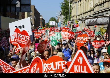 Dublino, Irlanda. Il 6 luglio 2013. Decine di migliaia di pro-vita gli attivisti hanno assemblato in Kildare Street. Migliaia di pro-vita gli attivisti hanno partecipato al VII annuale "All-Ireland Rally per la vita al di fuori del Dail Eireann (Parlamento irlandese), protestando sotto il motto 'kill bill non il bambino' contro la tutela della vita durante la gravidanza Bill 2013, che viene discusso in Parlamento e regolamenterà l aborto in Irlanda. Credito: Michael Debets/Alamy Live News Foto Stock