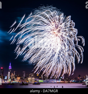 Macy's fuochi d'artificio del 4 luglio sul fiume Hudson con lo skyline di Manhattan e l'Empire State Building in background Foto Stock