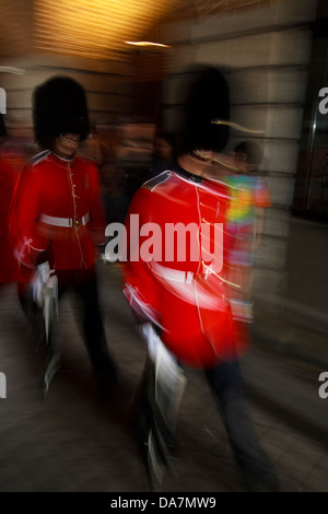 Due marching guardie militari presso La Citadelle, Quebec City Foto Stock