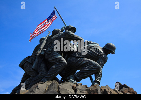 L'Iwo Jima statua con la bandiera americana in Arlington, VA, contro un cielo blu Foto Stock