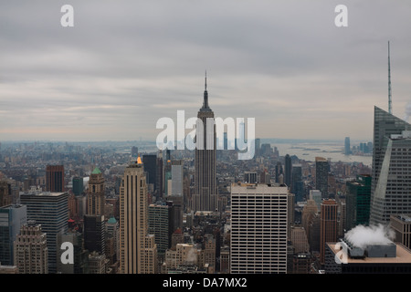 Empire State Building e dello skyline di Manhattan come visto dalla parte superiore della roccia observation deck Foto Stock