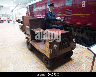Questa immagine mostra il modello DSB 215, un modello di HANS HVIID Maskinfabrik Hiller B8d, un macchinario industriale prodotto dal produttore danese HVIID. L'apparecchiatura è nota per la precisione ingegneristica e il design utilizzati nei processi di produzione. Foto Stock