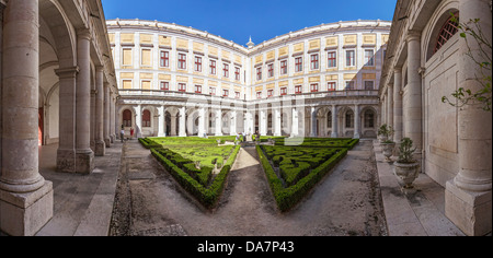 Chiostro del nord della Mafra National Palace, del convento e della Basilica in Portogallo. I religiosi francescani ordine. Architettura Barocca. Foto Stock