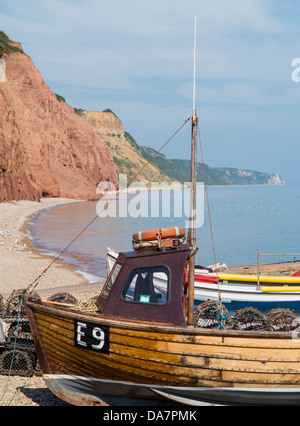 Barca da pesca e aragosta/ pentole di granchio sulla spiaggia a Sidmouth, nel Devon, Inghilterra Foto Stock