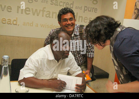 Londra, Regno Unito. 06 Luglio, 2013. Acclamato autore keniano Ngugi wa Thiong"o parlare con un ventilatore durante il libro firma sessione presso la British Library. Credito: David mbiyu/Alamy Live News Foto Stock