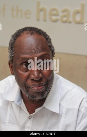 Londra, Regno Unito. 06 Luglio, 2013. Acclamato autore keniano Ngugi wa Thiong"o all'Africa scrive letteratura & book festival che si è tenuto presso il centro conferenze, British Library. Ngugi il primo romanzo, piangete, non bambino è stato pubblicato nel 1964. Credito: David mbiyu/Alamy Live News Foto Stock