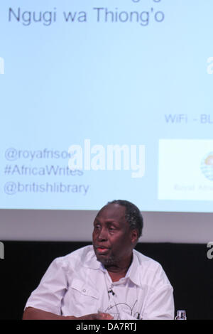 Londra, Regno Unito. 06 Luglio, 2013. Acclamato autore keniano Ngugi wa Thiong"o presso l'due scrittori, due generazioni con Ngugi wa Thiong'o e Mukoma Wa Ngugi' che ha avuto luogo presso il centro conferenze, British Library. Credito: David mbiyu/Alamy Live News Foto Stock