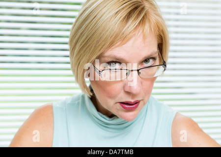 Arrabbiato donna di mezza età Foto Stock