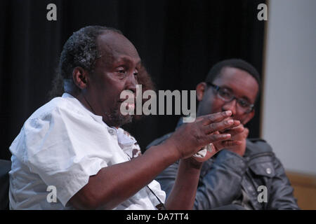 Londra, Regno Unito. 06 Luglio, 2013. Acclamato autore keniano Ngugi wa Thiong'o e suo figlio Thiongo visto presso il centro conferenze, British Library. Credito: David mbiyu/Alamy Live News Foto Stock