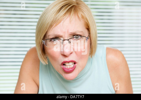 Arrabbiato donna di mezza età Foto Stock