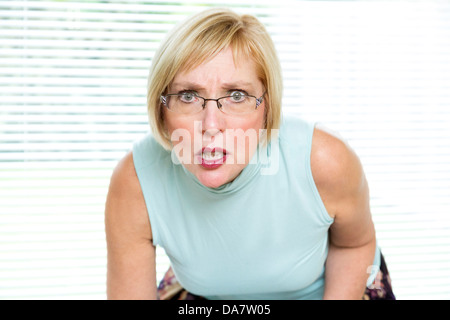 Arrabbiato donna di mezza età Foto Stock