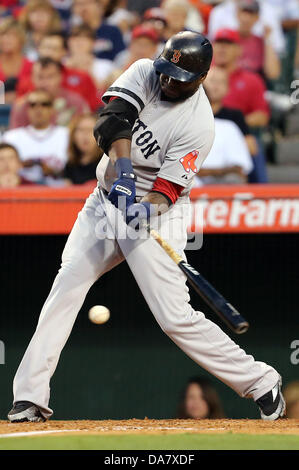 Anaheim, California, USA. 6 Luglio, 2013. Luglio 6, 2013 Anaheim, California: Boston Red Sox designato hitter David Ortiz (34) si collega con la palla durante il Major League Baseball gioco tra Boston Red Sox e il Los Angeles Angeli a Angel Stadium il 6 luglio 2013 ad Anaheim, in California. Rob Carmell/CSM/Alamy Live News/Alamy Live News Foto Stock