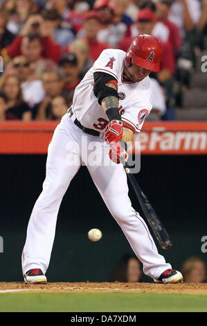 Anaheim, California, USA. 6 Luglio, 2013. Luglio 6, 2013 Anaheim, California: Los Angeles Angeli diritto fielder Josh Hamilton (32) si collega con la palla durante il Major League Baseball gioco tra Boston Red Sox e il Los Angeles Angeli a Angel Stadium il 6 luglio 2013 ad Anaheim, in California. Rob Carmell/CSM/Alamy Live News/Alamy Live News Foto Stock