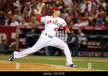 Anaheim, California, USA. 6 Luglio, 2013. Luglio 6, 2013 Anaheim, California: Los Angeles Angeli relief pitcher Garrett Richards (43) passi durante il Major League Baseball gioco tra Boston Red Sox e il Los Angeles Angeli a Angel Stadium il 6 luglio 2013 ad Anaheim, in California. Rob Carmell/CSM/Alamy Live News/Alamy Live News Foto Stock